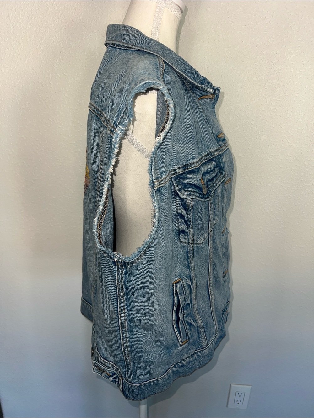 LEVI'S LEVI STRAUSS & CO Jean DENIM BLUE Vest W/ Beautiful Embroidery On Back 💐 - Picture 5 of 12
